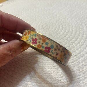 Beautiful ANTIQUE WILDFLOWERS on GOLD Bangle Bracelet (Two's Company India) 799D